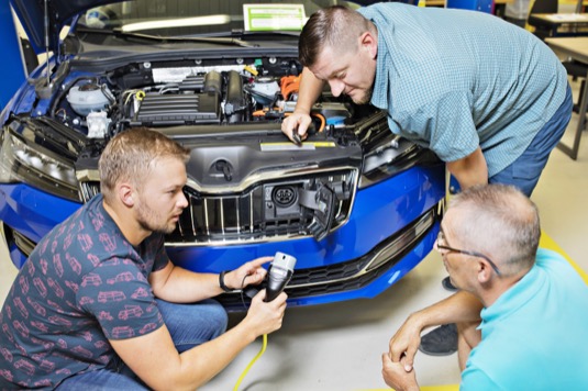 Cílená školení na téma elektromobilita probíhají od roku 2016. Speciální program Škoda Akademie absolvovalo už zhruba 12 000 zaměstnanců.
