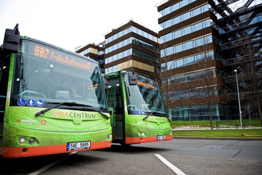 Nasazení elektrobusů do ostrého provozu je jedním z kroků k udržitelnějšímu městu.