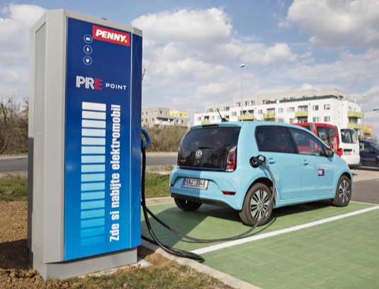 Pražská energetika a Penny Market společně podporují elektromobilitu