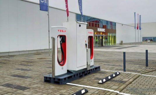 auto nabíjecí stanice Tesla Supercharger
