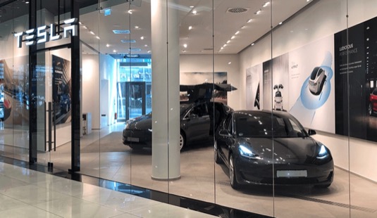 Obchod Tesla Store v Berlíně.