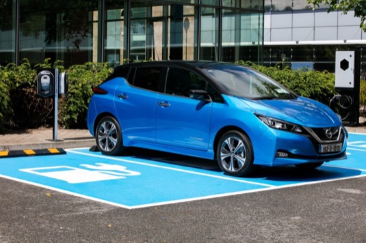 auto elektromobil nový Nissan Leaf u nabíjecí stanice