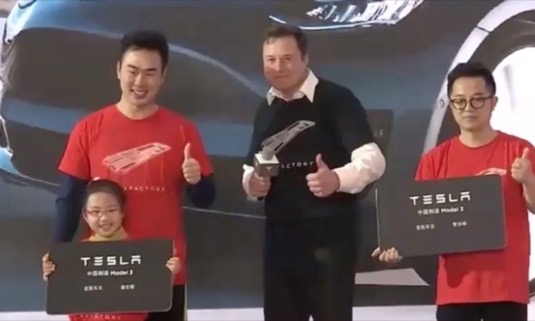 auto Elon Musk Tesla Gigatovárna Gigafactory 3 Čína Šanghaj předání prvních kusů elektromobilů Tesla Model 3 zákazníkům.