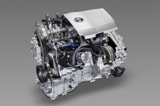 spalovací motor, který je součástí hybridního pohonného systému Toyota